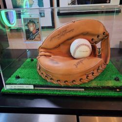 Del Crandall Catchers Glove and autographed baseball 