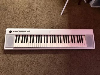Yamaha Piaggero NP12 white keyboard