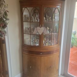 Like New Wooden Curio Cabinet 
