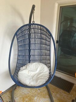 Swinging outdoor chair