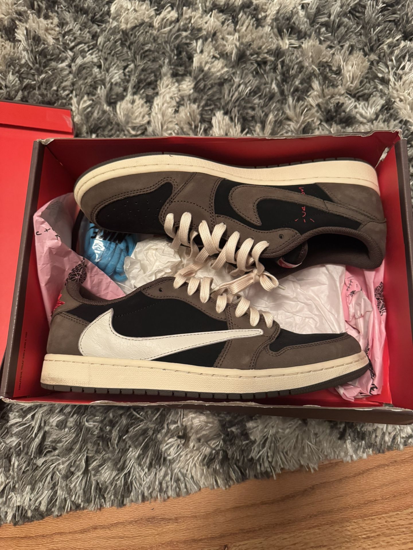 Jordan 1 Travis Scott
