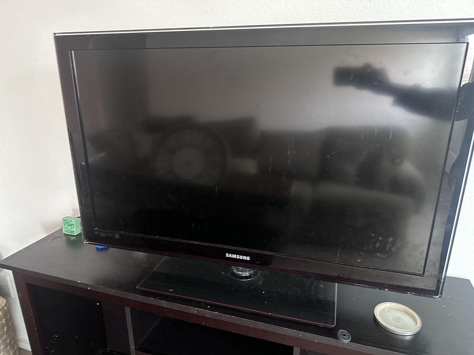 Samsung TV 45 Inch with Roku