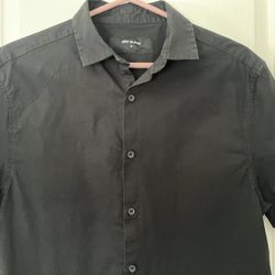 BLACK SHORT-SLEEVE BUTTON DOWN SHIRT-MEN’S MEDIUM