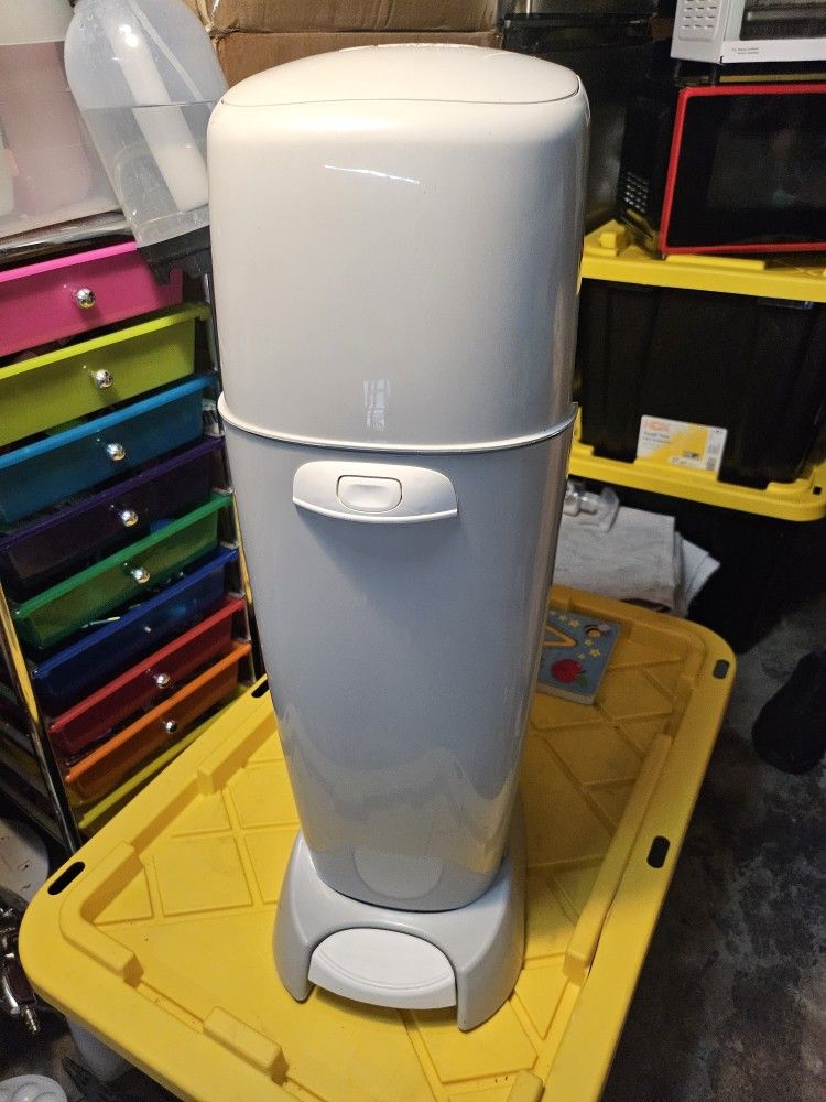 Diaper genie trash can