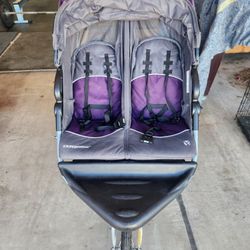 Jogger stroller and portable play pen / crib