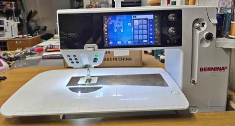 Bernina 880 Embroidery & Sewing Machine – Like New, w/ Extras