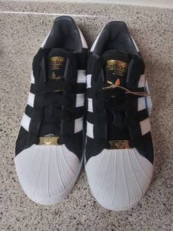 ADIDAS Originals Superstar W Bold Cloud Negro Blanco y Dorado Metalico medidas 6 1 2 para hombre for Sale in Las Vegas NV OfferUp