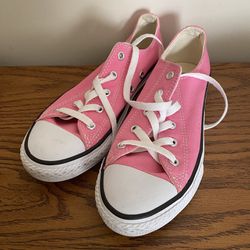 Brand New Women Converse All Star Sneakers Size 3. 