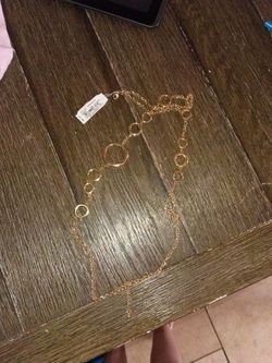 Brand new pretty gold necklace