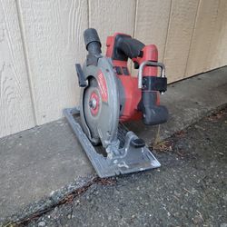 MILWAUKEE 18V FUEL 7 1/4" CIRCULAR SAW GOOD CONDITION. AT # 2732 20