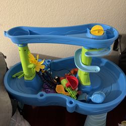 Step2 Rain Showers Splash Pond Toddler Outdoor Water Table