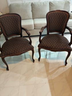 A pair of chairs