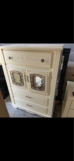 ❤️BEAUTIFUL CHEST WITH 3 DRAWER AND LOT OF SPACE BEHIND DOORS by 34” x 19” x 48”❤️