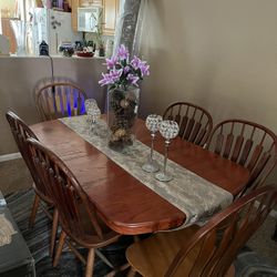 SOLID OAK DINING TABLE with (6) Chairs & (2) leaves!