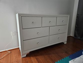 New box B4310 LYSSA Frost white color dresser only special