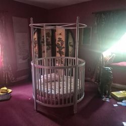 BRAND NEW BABY CRIB CIRCULAR. NEVER SLEPT IN PERFECT CONDITION!!!