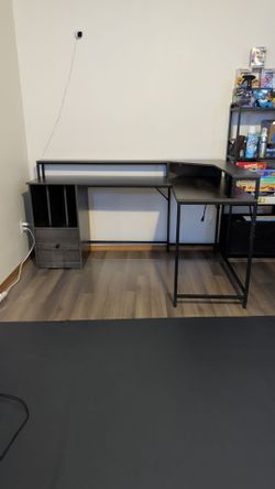 Large computer desk w/built in power bar