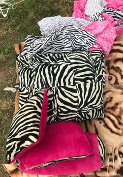 Twin comforter set with pillows