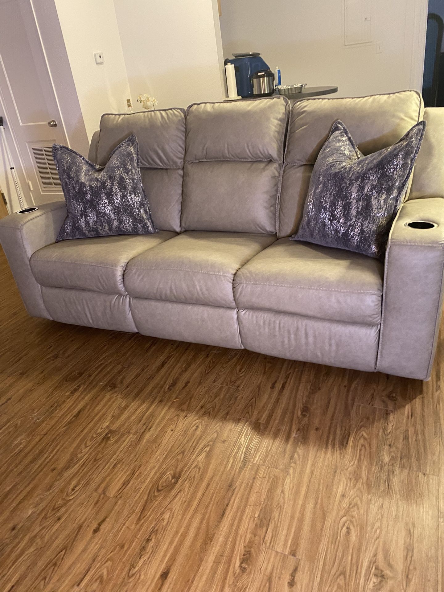 Modern Recliner Sofa – Built-In Chargers & Cup Holders