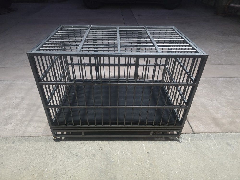 Dog kennel big size can fit  big size animals works good asking 220 bucks located in pomona 9o9236I97o 