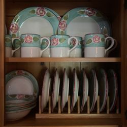 Dish Set—8 Pc Never Used