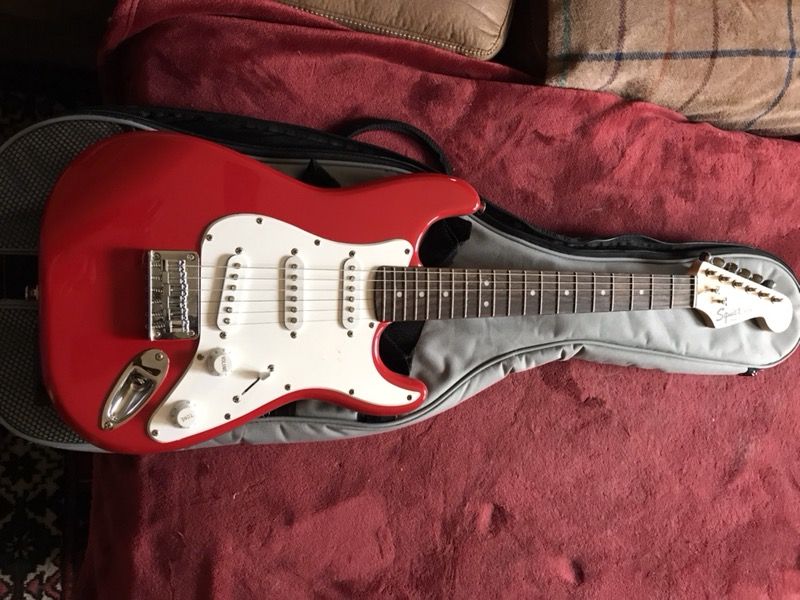 Squire 3/4 Stratocaster w/ gig bag and Fender 1/4” Cable