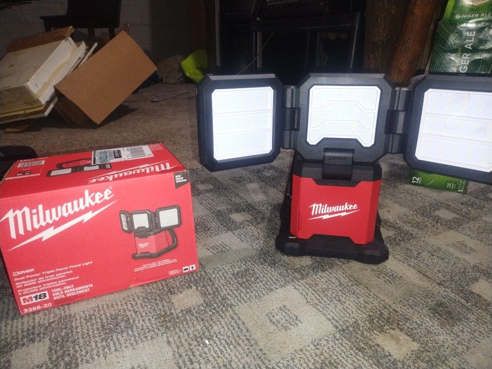 Miluakee M18 Rover Dual Power Triple Panel Flood Light NEW