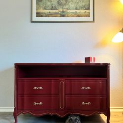 4-drawer Wooden Dresser (antique) 