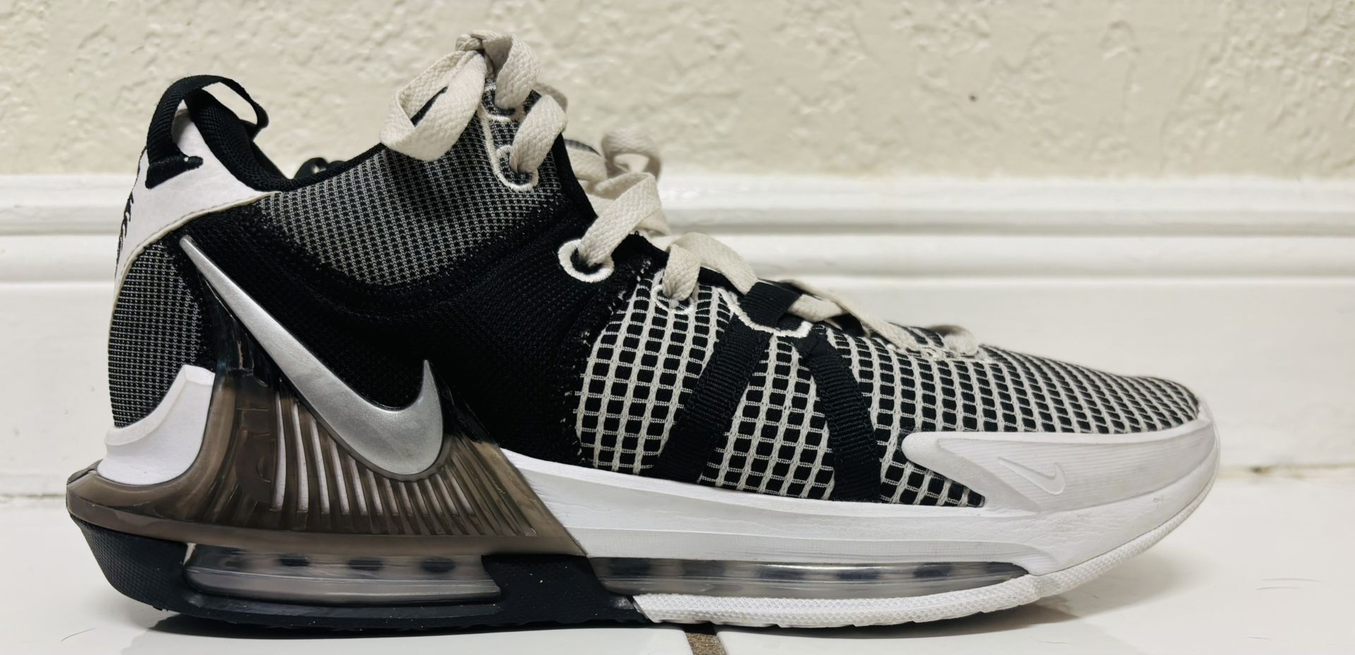 Nike LeBron Witness 7 Black/white