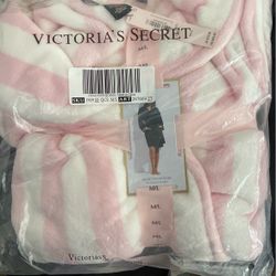 M/L Victoria Secret Plush Brandnew Robe 