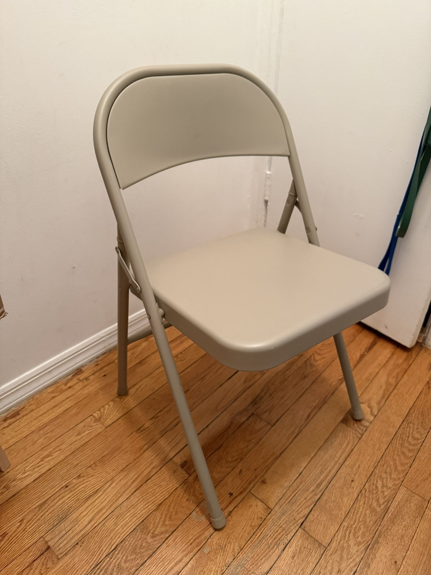Beige Metal Folding Chair – Great Condition