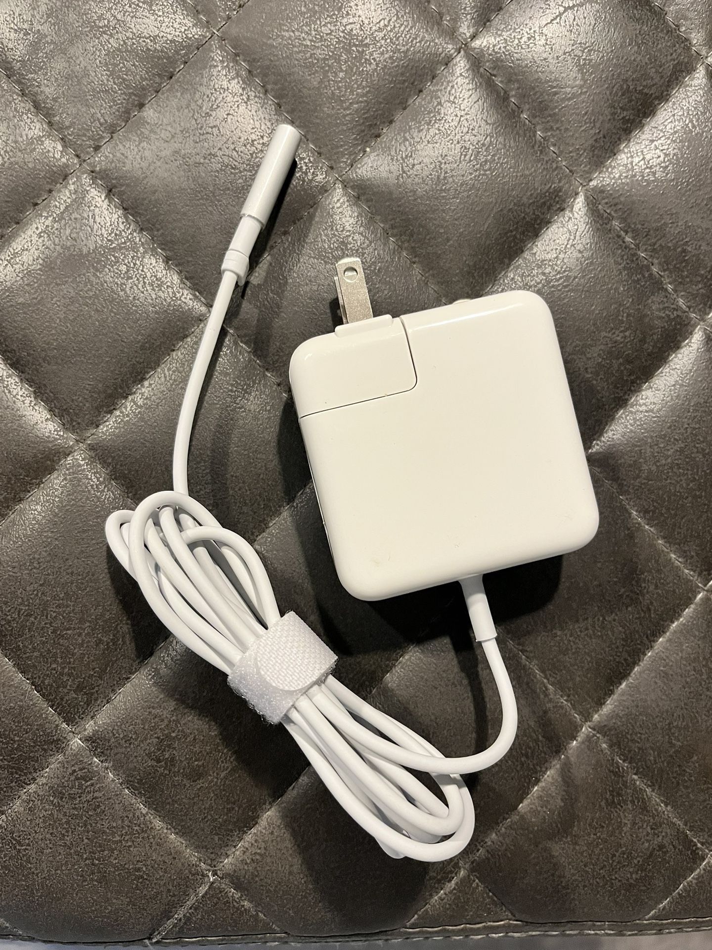 Apple MacBook Adapter 45W New.