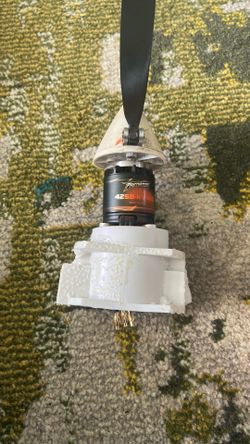 Este motor eléctrico sin escobillas es de la marca Predator, modelo 4258-KV460