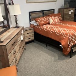 Six Piece Queen Bedroom Set