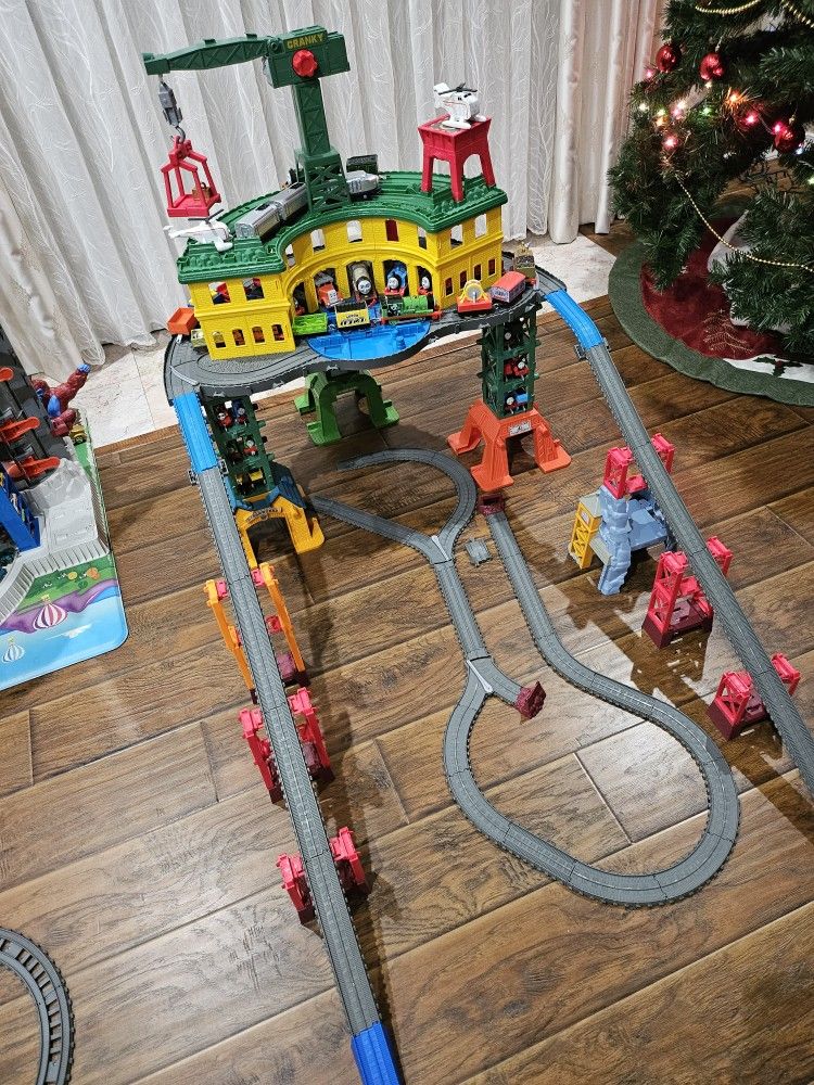 Thomas and Friends Extra Large Train Set with Reconfigurable Track, Motorized Thomas + 10 Track Master Train sets, 8 mini Train Sets, 2 hilicopters
