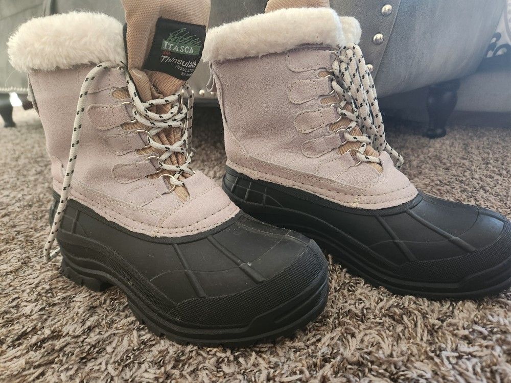 Snow Boots - Women's Size 6 