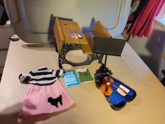AMERICAN GIRL DOLL VIOLIN,.DESK, OUTFIT AND ACCESSORIES 