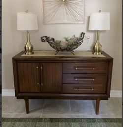Lyncott Server Sideboard - Dining Room Storage/Media Center
*New - Delivery*
