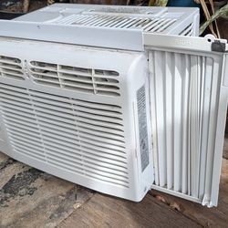 Working Frigidaire AC unit window air conditioning blows cold 5000 btu