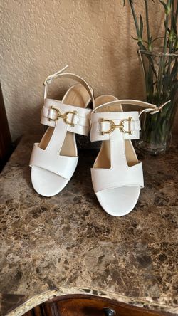 Women’s White Liz Claiborne Sandals. Size 10 