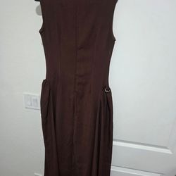 Dale un toque chic a tu armario con este vestido marrón! 🌟