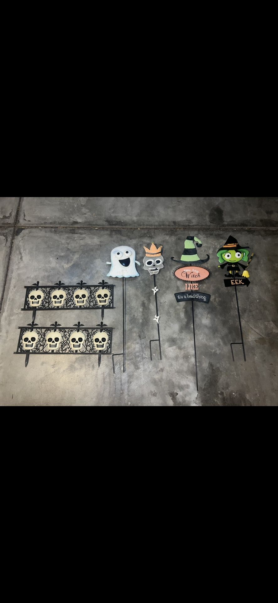 Halloween Lawn Decorations & Skelton