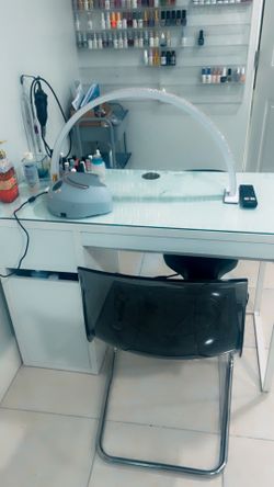 Nail station table