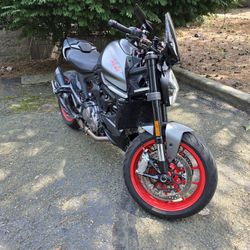 2022 Ducati Monster Plus +