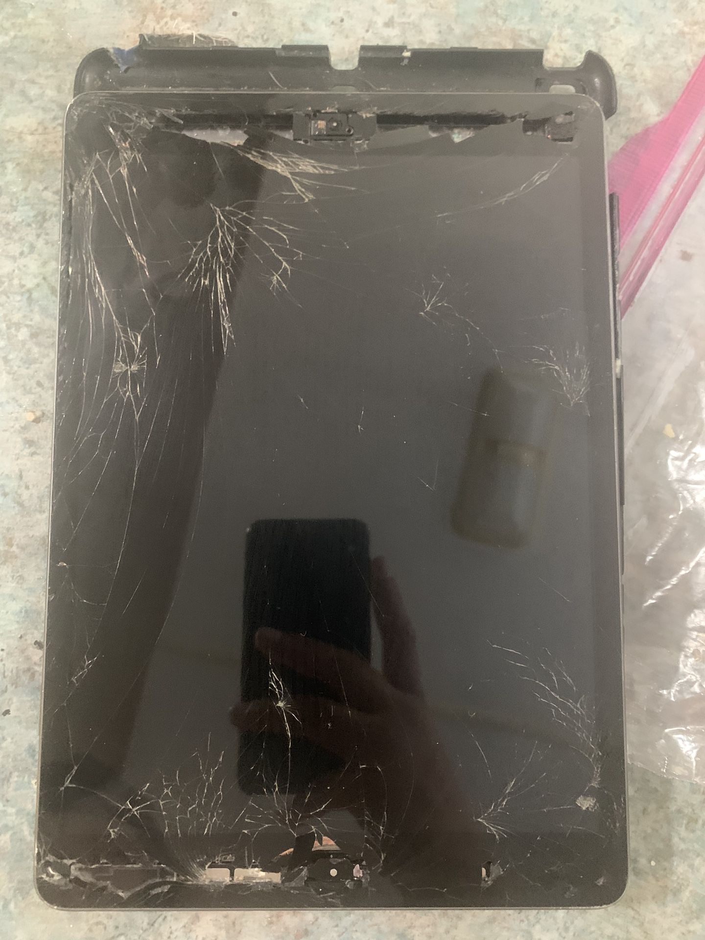 iPad 7th Gen W/ Broken Front Screen 