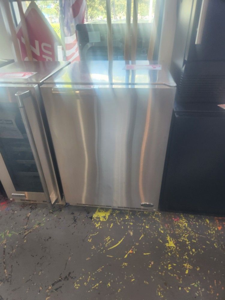 DCS 24 Inch Outdoor Refrigerator