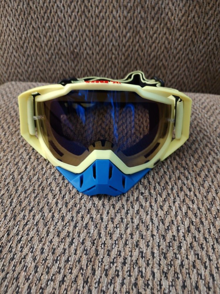 100% MOTORCYCLE GOGGLES.  GRAY LENS.  ADJUSTABLE STRAP.   NEW.  PICKUP ONLY