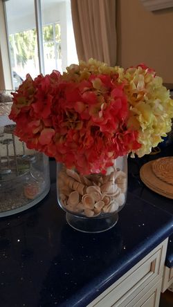 Glass vase w flowers. Shells not included