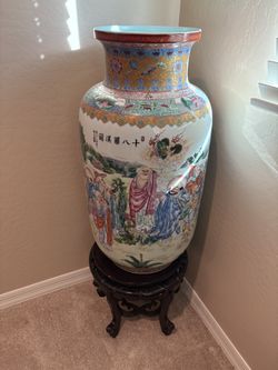 Antique Chinese Porcelain Vase With Pictures Of The Eighteen Arhats