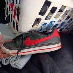 Women's Black And Red Nikes